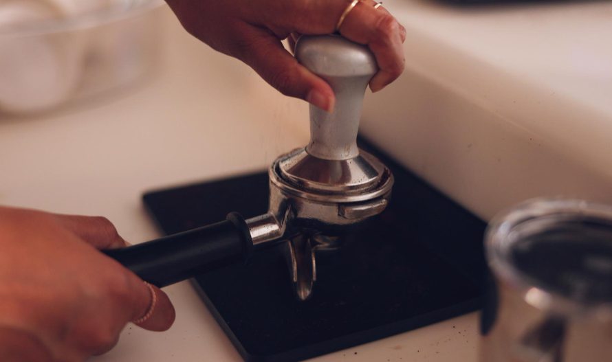 Ce este un espressor de cafea manual și care este modul în care transformă rutina de dimineață