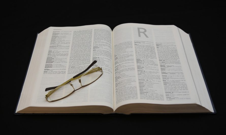 Cum se scrie corect: întruna sau într-una?