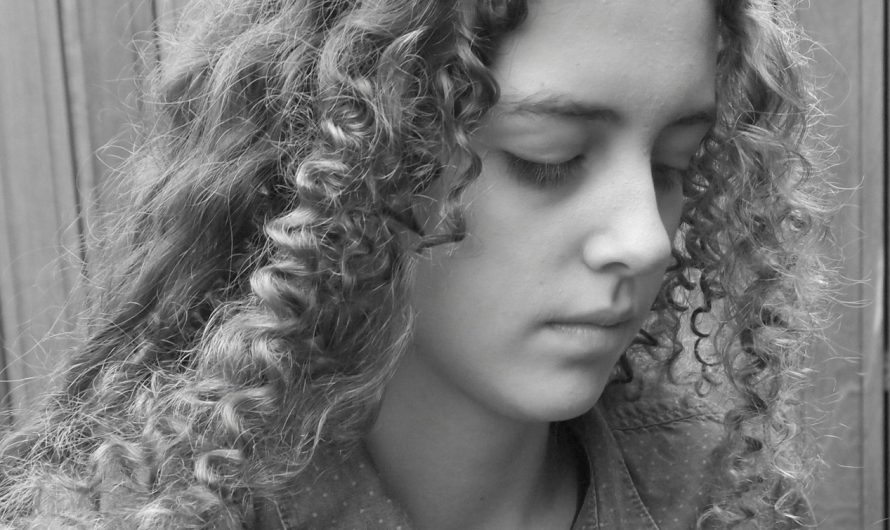 Crema pentru bucle: ce este, care sunt beneficiile și cum se folosește